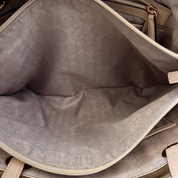 MICHAEL Michael Kors Metallic Gold Mirror Signature PVC and Leather East-West T - Picture 6 of 16